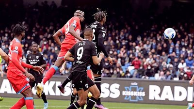 نابولي يعبر فخ أودينيزي بثنائية ويواصل مطاردة ميلان على صدارة الدوري الإيطالي