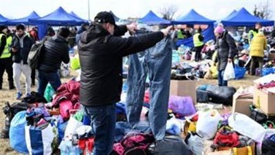 رئيس الوزراء البريطاني السابق يخصص سيارة لنقل الملابس للاجئين الأوكرانيين| فيديو