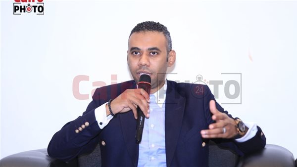 الكاتب الصحفي محمود