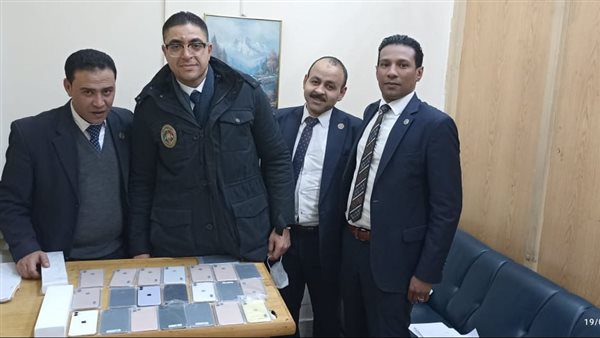 رجال الجمارك بالادارة