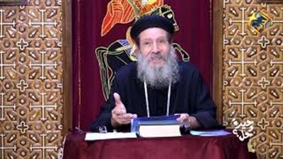 قشرة طماطم تنقذ حياة مريض قلب من الموت.. فيديو لقمص يثير السخرية عبر مواقع التواصل الاجتماعي 