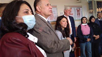 وزيرة التعاون الدولي تتفقد مدرسة المتفوقين بأسيوط وتستمع لشرح الطلاب| صور