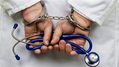 فشل في دخول الطب فأنشأ عيادة وعمل طبيبًا.. ضبط منتحل صفة طبيب بالجيزة