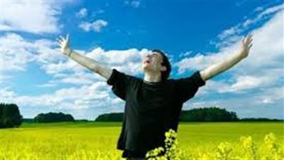 في يومها العالمي.. استشاري نفسي يوضح طرق الحصول على السعادة