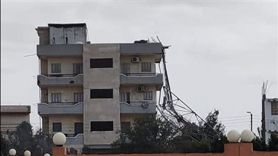 سقوط برج إحدى شركات الاتصالات بشمال سيناء بسبب الرياح | صور