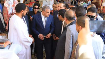 إقبال كثيف وتخفيضات تصل لـ 30%.. محافظ سوهاج يفتتح 3 معارض لتوفير السلع الغذائية
