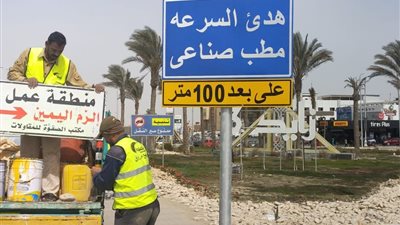 جهاز 6 أكتوبر ينفذ مطبات صناعية ويركب لافتات تحذيرية للحد من الحوادث 