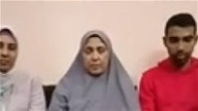 بعد حصولها على جائزة الأم المثالية بمحافظة الأقصر.. السيدة صفاء للمسؤولين: بنتي طالعة الأولى على دفعتها ونفسها تتعين في النيابة | بث مباشر