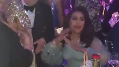 بعدوا الشباب عني.. أحلام الشامسي تنفعل على المعجبين في حفل الموريكس دور | فيديو