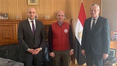 السفير المصري في وارسو يستقبل فريق الهلال الأحمر ببولندا لبحث تسهيل عودة المواطنين