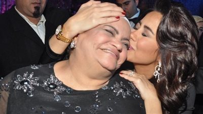 شيرين عبد الوهاب تحتفل بعيد الأم بفيديو مع والدتها: حببتني في الغناء