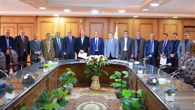رئيس جامعة العريش يسلم شهادات اجتياز البرنامج التدريبي المؤهل لشغل الوظائف القيادية