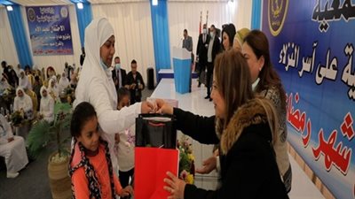 تزامنًا مع الاحتفال بعيد الأم.. الداخلية توزع هدايا على أسر النزلاء والمفرج عنهم | صور