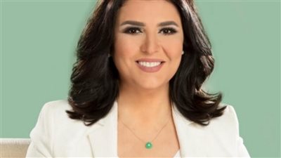 منى الشاذلي تهنئ والدتها بمناسبة عيد الأم.. والشبه بينهما يلفت أنظار الجمهور