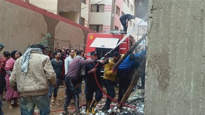 مصرع شخص وإصابة آخر في حريق مصنع بالخصوص | صور