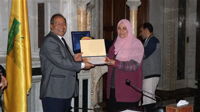 وزير الزراعة يكرم 6 أمهات مثاليات من العاملات بالوزارة 