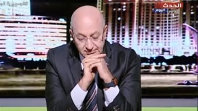 سيد علي يدخل في نوبة بكاء على الهواء خلال حديثه عن والدته الراحلة في عيد الأم