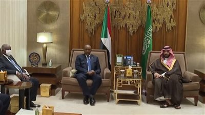ولى العهد السعودي يستقبل رئيس مجلس السيادة الانتقالي السوداني
