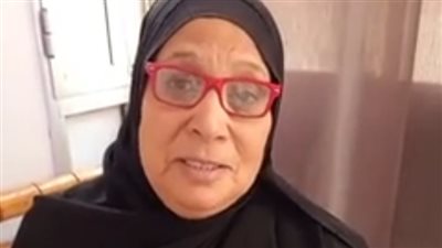 حُرمت من الإنجاب وكفلت طفلة بعمر عامين.. الحاجة فاطمة تناشد المسؤولين بتوفير سكن ووظيفة لابنتها بأسيوط │ فيديو