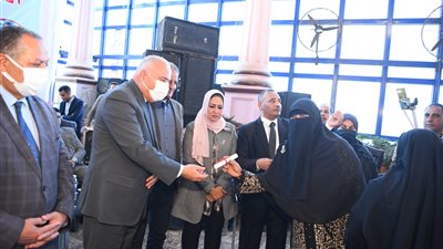 محافظ قنا يكرم 20 سيدة مثالية وأم شهيد 
