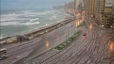 سقوط ثلوج وأمطار غزيرة على الإسكندرية ورفع حالة الطوارئ لمواجهة الطقس السيئ | بث مباشر