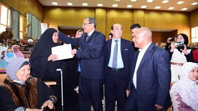 رئيس جامعة سوهاج يكرم 70 أمًا في احتفالية يوم الوفاء والتقدير للمرأة