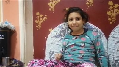 انقذوا شمس.. والدة طفلة مريضة ضمور المخ والكهرباء تطالب المسئولين بتركيب جهاز لابنتها ثمنه 380 ألف جنيه|فيديو 