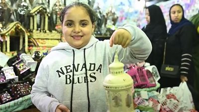 صناعة مصرية 100%.. بائع فوانيس بالحسين: الإقبال ضعيف والأسعار من 250 لـ2200 جنيه | فيديو 