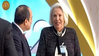 بكاء فريدة فهمي أثناء تكريمها من السيسي في احتفالية المرأة المصرية