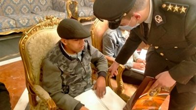 الداخلية تقدم دليلًا للخدمات الشرطية للأشخاص ذوي الإعاقة البصرية بطريقة برايل | صور