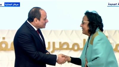 أبرزهن لميس جابر وفريدة الشوباشي.. السيسي يكرم نماذج مشرفة من السيدات