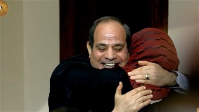 هجيلك أنا بنفسي.. السيسي يستقبل حضن الحاجة مكة في نهاية احتفالية المرأة المصرية 