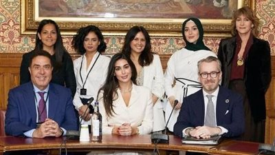 ياسمين صبري تشارك في مناقشة حقوق المرأة العربية بجامعة بريطانية |صورة