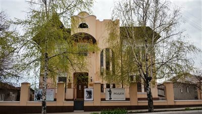 الجيش الروسي يدمر متحف آركييب كويندزي في ماريوبول 