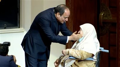 السيسي يقبّل دموع الأم المثالية من ذوي الهمم