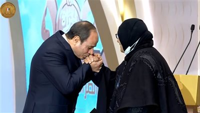 السيسي يقبل يد الأم المثالية عن سوهاج بعد حديث مؤثر 