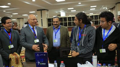 رئيس جامعة بنها يتابع فعاليات اليوم الأول من هاكاثون المدن الذكية.. ويوجه نصائحه إلى الطلاب