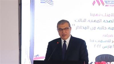 وزير القوى العاملة ومحافظ قنا يسلمان 10787 وثيقة تأمين تكافلي للعمالة غير المنتظمة