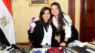 وزيرة الهجرة تستقبل أول مصرية وعربية حاصلة على الميدالية الفضية في بطولة العالم للرماية