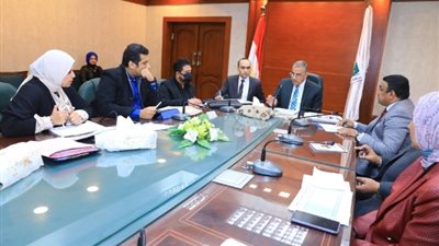 محافظ سوهاج يترأس اجتماع اللجنة العليا لفحص تراخيص البناء | صور