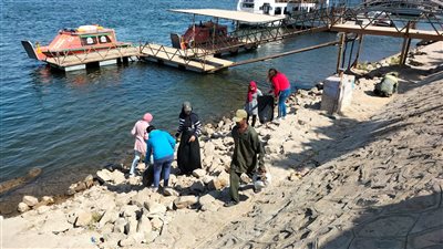 طلاب جامعة الأقصر يدشنون حملة لتطهير شواطئ نهر نيل من المخلفات | صور