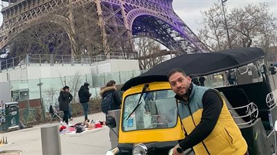 خالية من أي تركيب.. صورة شاب مصري بجانب توكتوك في باريس تثير السخرية عبر مواقع التواصل