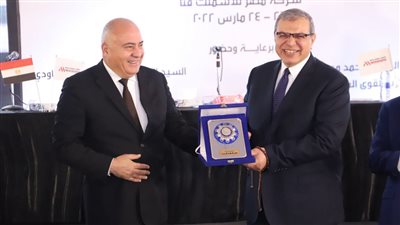 سعفان يتبادل الدروع مع محافظ قنا خلال تسليم وثائق التأمين التكافلي للعمالة غير المنتظمة