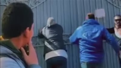 أولياء أمور يحطمون باب مدرسة بأكتوبر لمنع دخول أبنائهم بعد الطابور | فيديو