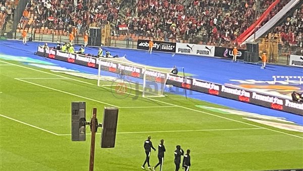 طاقم التحكيم يعاين