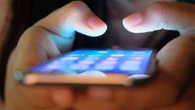 يدمر الصحة.. تحذيرات من التصفح على الهاتف حتى الثانية صباحًا 