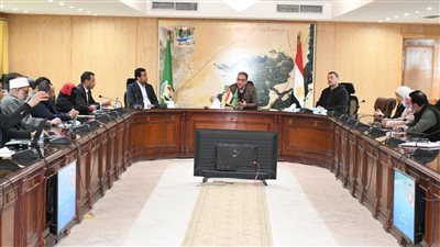 محافظ الفيوم يناقش الاستعدادات الخاصة بالحملة القومية للتطعيم ضد شلل الأطفال