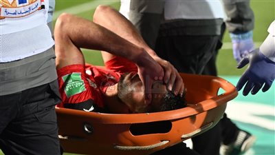 كيروش يطمئن على محمد عبد المنعم بعد جراحة الأنف