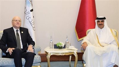 أمير قطر يستقبل رئيس الوزراء اللبناني بـ مقر منتدى الدوحة 