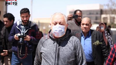 الحزن يسيطر على أشرف زكي ومجلس نقابة المهن التمثيلية في جنازة أحمد حلاوة
